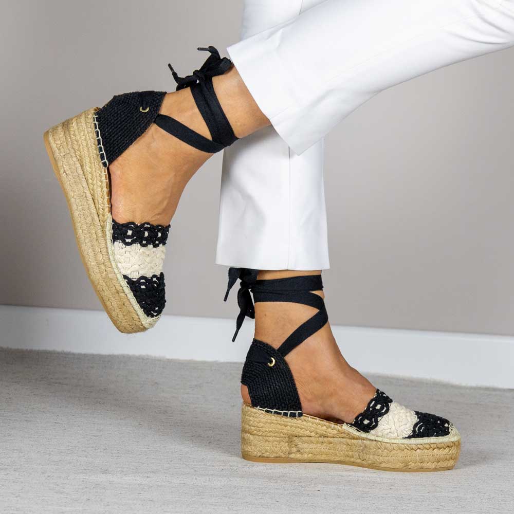 Alpargata con cuña Mariela Negro.