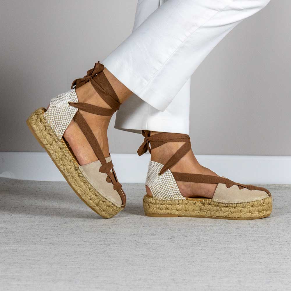 Alpargata con plataforma Sandra Marrón .